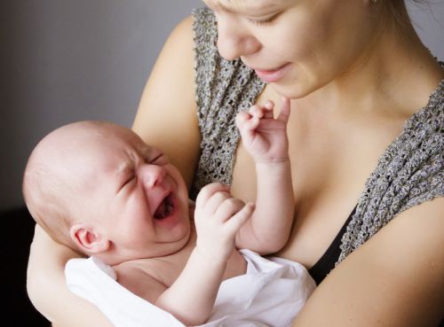 Baby und Mutter weinen gemeinsam