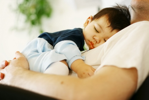 Baby auf Bauch des Vaters